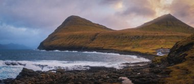 Gjogv, Faroe Adaları. Danimarka, Kuzey Avrupa 'daki Eysturoy Adası' ndaki Gjogv köyünün panoramik manzarası. Kasım 2021