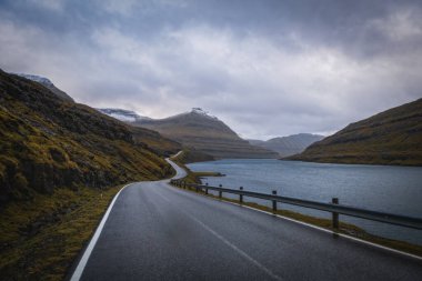 Faroe Adaları, Eysturoy Adası Vesturdalsa yakınlarındaki Elduvik civarında. Dramatik hava, Kasım 2021
