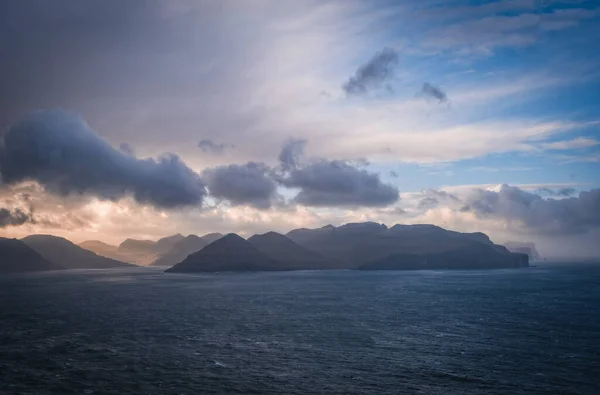 ヨーロッパ フェロー諸島 カルール灯台からの眺めは アイステロイ島とストリモイ島の北端の崖から見えます 2021年11月 — ストック写真