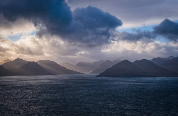ヨーロッパ フェロー諸島 カルール灯台からの眺めは アイステロイ島とストリモイ島の北端の崖から見えます 2021年11月 — ストック写真
