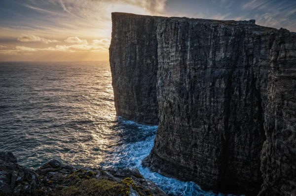Ilhas Faroé Traelanipa Penhasco Rocha Escravos Visto Subindo Sobre Oceano — Fotografia de Stock
