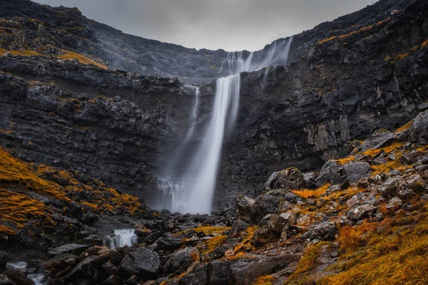 福萨瀑布在博多伊岛上这是法罗群岛最高的瀑布 座落在野生丑闻的风景中 2021年11月 — 图库照片