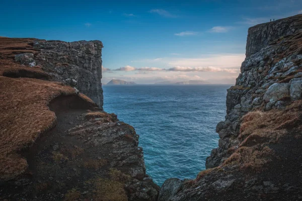 Фарерські Острови Траеланопа Раби Скеля Піднімаються Над Океаном Поруч Озером — стокове фото
