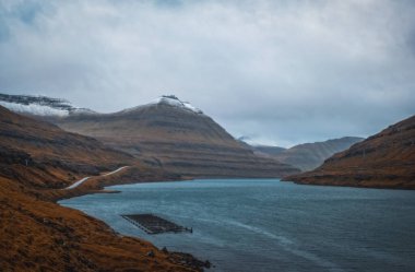 Faroe Adaları, Eysturoy Adası Vesturdalsa yakınlarındaki Elduvik civarında. Dramatik hava, Kasım 2021