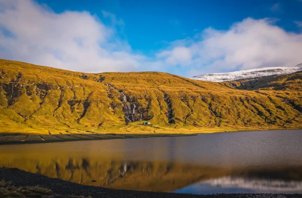 El lago del cisne territorial de Mjauvotn en la isla de Streymoy. Islas Feroe, Dinamarca. Noviembre 2021 — Foto de Stock