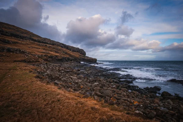 Steile Küste der Inseln Eidi auf Streymoy Island. Vulkanische Inselgruppe im Atlantik, Färöer Inseln. November 2021 — Stockfoto