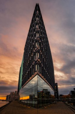 Aller Media AS genel merkezi, Kopenhag 'daki Havneholmen' deki fütürist karanlık bina, 2021 Kasım 'ında Danimarka. PLH Mimarlar tarafından tasarlandı. Bulutlu gün ve neredeyse tek renkli resim.