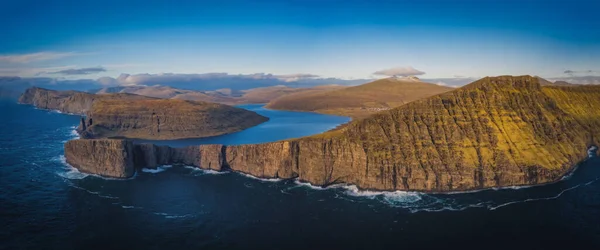 Vue Aérienne Panoramique Falaise Traelanipan Lac Sorvagsvatn Sunny Day Vagar — Photo