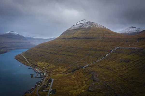 劇的な曇り空と雪に覆われた山々とFunningsfjordurのフィヨルドの空中パノラマビュー フェロー諸島 デンマーク ヨーロッパ 2021年11月 — ストック写真