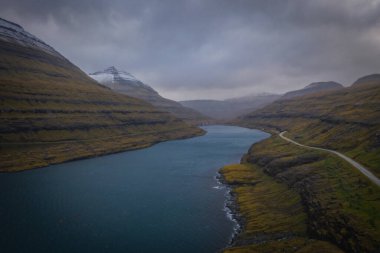 Faroe Adaları, Eysturoy Adası Vesturdalsa yakınlarındaki Elduvik civarında. Kasım 2021 'de dramatik bir hava vardı. Hava aracı görünümü.