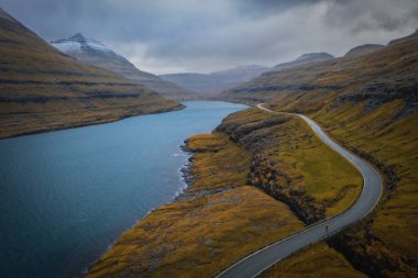 Faroe Adaları, Eysturoy Adası Vesturdalsa yakınlarındaki Elduvik civarında. Kasım 2021 'de dramatik bir hava vardı. Hava aracı görünümü.