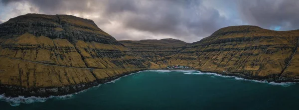 Bela Vista Aérea Aldeia Tjornuvik Meio Das Montanhas Ilha Faroé — Fotografia de Stock