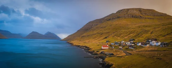 Faeröer Eilanden Kalsoy Eiland Husar Dorp Zonsondergang Licht Durig Schemering — Stockfoto