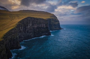 Gjogv köyünün yakınındaki panoramik manzara. Faroe Adaları, Danimarka. Kasım 2021