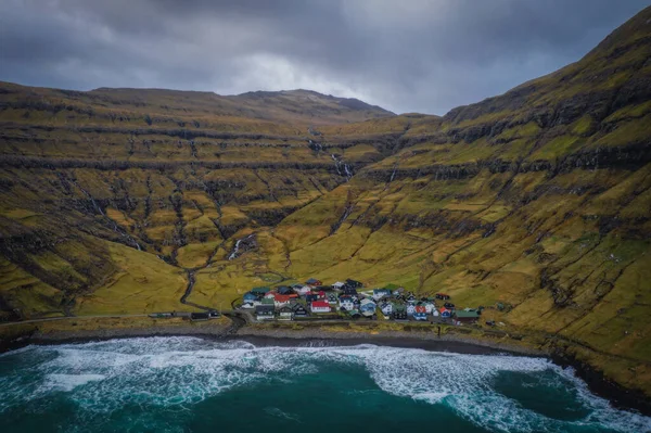 法罗群岛山脉中央的Tjornuvik村美丽的空中景观 2021年11月 — 图库照片