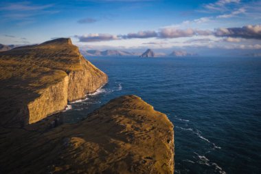 Vagar adasındaki Sorvagsvatn ya da Leitisvatn Gölü. Faroe Adaları. Kasım 2021.