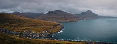 Faroe Adaları 'ndaki Streymoy Adası' ndaki Kvivik köyü. Panoramik manzara, hava aracı görüntüsü. Kasım 2021