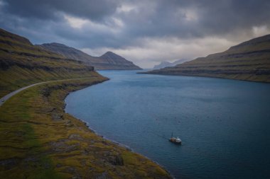 Faroe Adaları, Eysturoy Adası Vesturdalsa yakınlarındaki Elduvik civarında. Kasım 2021 'de dramatik bir hava vardı. Hava aracı görünümü.