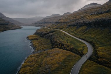 Faroe Adaları, Eysturoy Adası Vesturdalsa yakınlarındaki Elduvik civarında. Kasım 2021 'de dramatik bir hava vardı. Hava aracı görünümü.