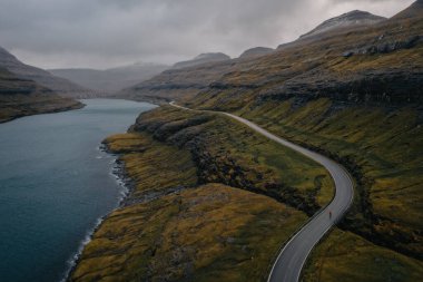 Faroe Adaları, Eysturoy Adası Vesturdalsa yakınlarındaki Elduvik civarında. Kasım 2021 'de dramatik bir hava vardı. Hava aracı görünümü.