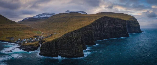 Gjogv Faroe Islands 11月2021 牧歌的な村Gjogv近くの自然港の峡谷 フェロー諸島のエイストロイ島 デンマークのフェロー諸島 パノラマの空中ドローンビュー — ストック写真