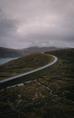 Kvivik Streymoy Faroe Adaları, Danimarka, Avrupa Kasım 2021: günbatımında kavisli yol.