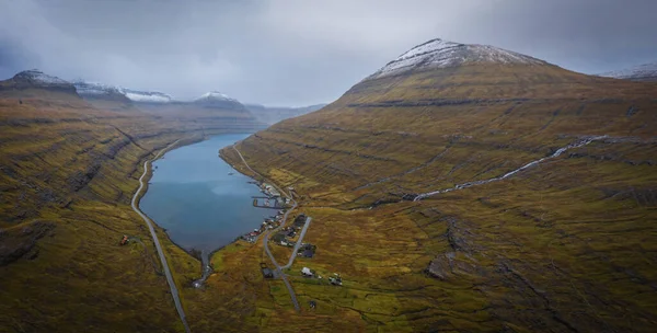 Légi Panorámás Kilátás Fjord Funningsfjordur Drámai Felhős Havas Hegyek Feröer — Stock Fotó