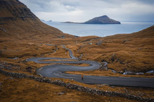 Vista Aérea Serpentina Carretera Isla Streymoy Cerca Del Pueblo Nordradalur — Foto de Stock