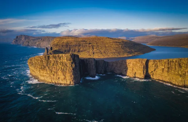 Panoramisch Uitzicht Traelanipan Klif Sorvagsvatn Lake Zonnige Dag Vagar Faeröer — Stockfoto