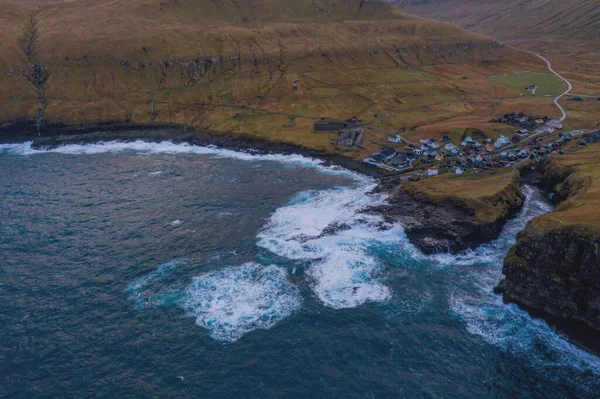 Gjogv Faroe Islands 11月2021 牧歌的な村Gjogv近くの自然港の峡谷 フェロー諸島のエイストロイ島 デンマークのフェロー諸島 空中ドローンビュー — ストック写真