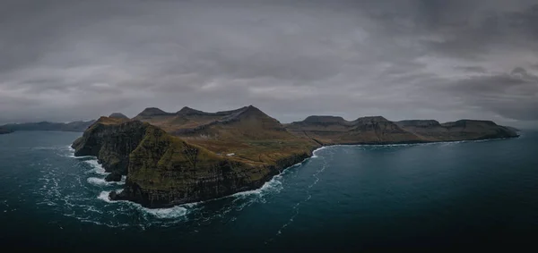 大西洋の上を高く飛ぶドローンは ノードラドルのフェロー諸島の巨大な崖をキャプチャします 2021年11月 ストリーミー島 パノラマビュー — ストック写真