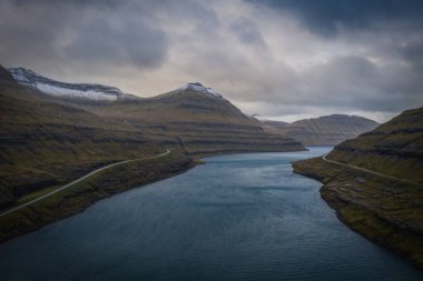 Faroe Adaları, Eysturoy Adası Vesturdalsa yakınlarındaki Elduvik civarında. Kasım 2021 'de dramatik bir hava vardı. Havadan panoramik dron görüntüsü.
