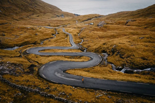 在靠近Nordradalur村的Streymoy岛上的蛇形公路上 俯瞰Koltur岛的空中景色 法罗群岛 2021年11月 — 图库照片