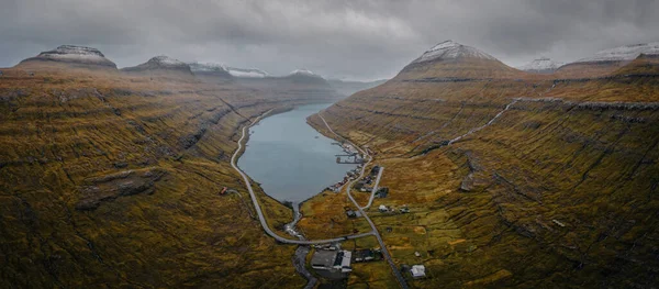 Vista Panorâmica Aérea Fiorde Funningsfjordur Com Céu Nublado Dramático Montanhas — Fotografia de Stock