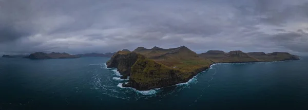 大西洋の上を高く飛ぶドローンは ノードラドルのフェロー諸島の巨大な崖をキャプチャします 2021年11月 ストリーミー島 パノラマビュー — ストック写真