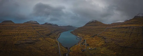 Αεροφωτογραφία Του Φιόρδ Του Funningsfjordur Δραματικό Συννεφιασμένο Ουρανό Και Χιονισμένα — Φωτογραφία Αρχείου