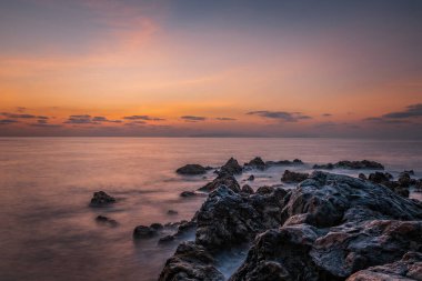 Reis Magos sahilinde gün doğumu. Canico, Madeira, Portekiz. Ekim 2021. Uzun pozlama resmi