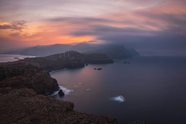 Saint Lawrence Noktası 'nda gün batımı. Portekiz 'in Madeira adasının doğu kıyısında. Ekim 2021