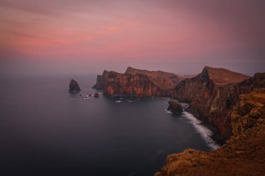 Saint Lawrence Noktası 'nda gün batımı. Portekiz 'in Madeira adasının doğu kıyısında. Ekim 2021