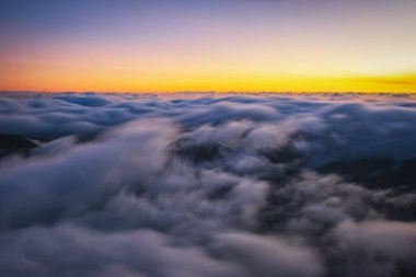 Pico do Arieiro Dağı, Madeira Adası, Portekiz manzaralı dik ve güzel dağlar ve güneş doğarken bulutlar. Ekim 2021. Uzun pozlama resmi