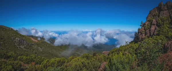 Pico Ruivoのピークから避難所へのパノラマビューとアカダはポルトガルのマデイラ島のTexieiraエリアを行います 2021年10月 — ストック写真