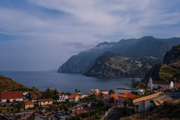 PORTO DA CRUZ, PORTUGAL - Ekim 2021: PORTO DA CRUZ, PORTUGAL 'daki Madeira Adası. Miradouro do Porto da Cruz 'dan görüntü.