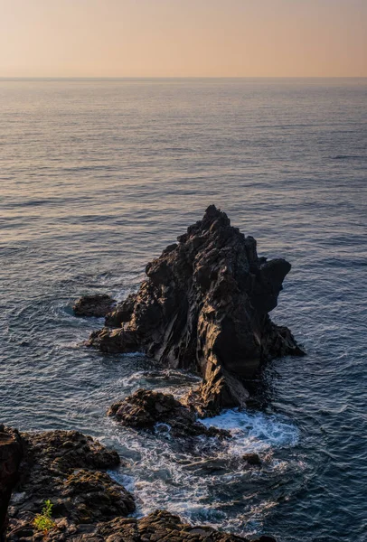 Ο Μαύρος Πύργος του Διαβόλου είναι ένας όμορφος σχηματισμός βράχων στη θάλασσα κοντά στο αεροδρόμιο του πορτογαλικού νησιού Μαδέρα. Madeira είναι γνωστή για τις όμορφες οδοντωτές ακτές της με όμορφες πέτρες. Οκτώβριος 2021 — Φωτογραφία Αρχείου