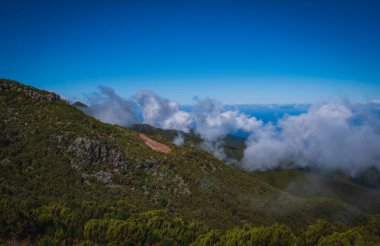 Portekiz 'in Madeira adasında Pico Ruivo tepesinden sığınağa ve Achada do Teixeira bölgesine bakın. Ekim 2021