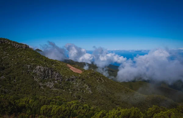 Portekiz 'in Madeira adasında Pico Ruivo tepesinden sığınağa ve Achada do Teixeira bölgesine bakın. Ekim 2021