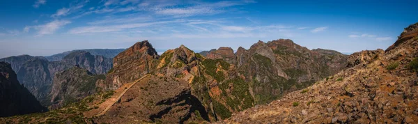 Pico do Arieiro Dağı, Madeira Adası, Portekiz. Ekim 2021. Panoramik resim