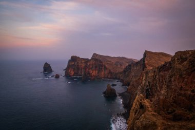 Saint Lawrence Noktası 'nda gün batımı. Portekiz 'in Madeira adasının doğu kıyısında. Ekim 2021