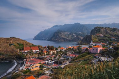 PORTO DA CRUZ, PORTUGAL - Ekim 2021: PORTO DA CRUZ, PORTUGAL 'daki Madeira Adası. Miradouro do Porto da Cruz 'dan görüntü.