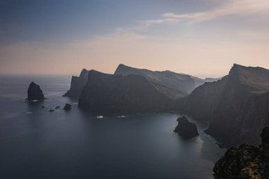 Ponta de Sao Lourenco ya da Saint Lawrence Yarımadası, Madeira haritasının en doğu noktasıdır. Doğanın bir mucizesi. İnanılmaz renkli kayalar. Madeira, Portekiz. Ekim 2021