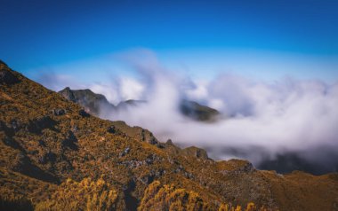 Portekiz 'in Madeira adasında Pico Ruivo tepesinden sığınağa ve Achada do Teixeira bölgesine bakın. Ekim 2021